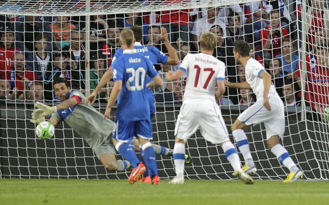 Buffon impegnato pi del rivale ceco. Reuters